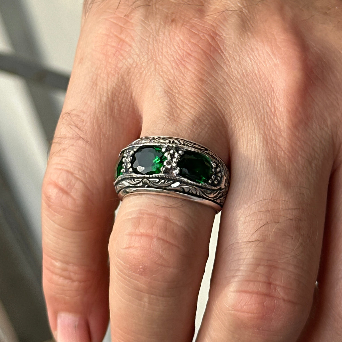 Handgefertigter, gravierter Ehering mit grünem Smaragdstein für Herren