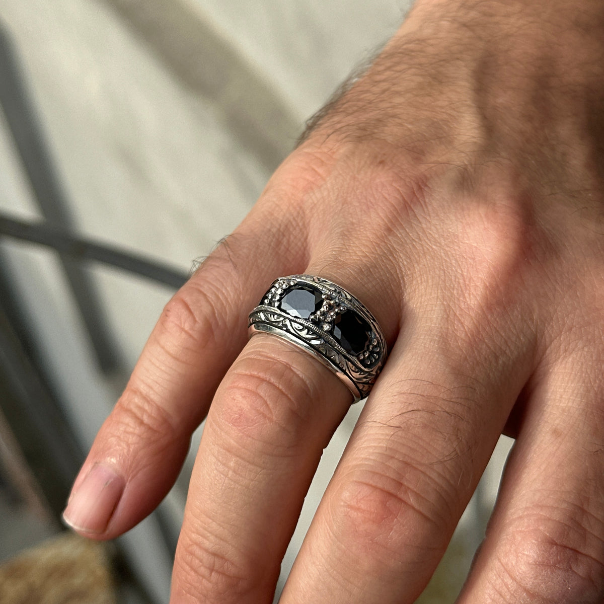 Handgefertigter Herrenring mit schwarzem Zirkon-Edelstein und Gravur