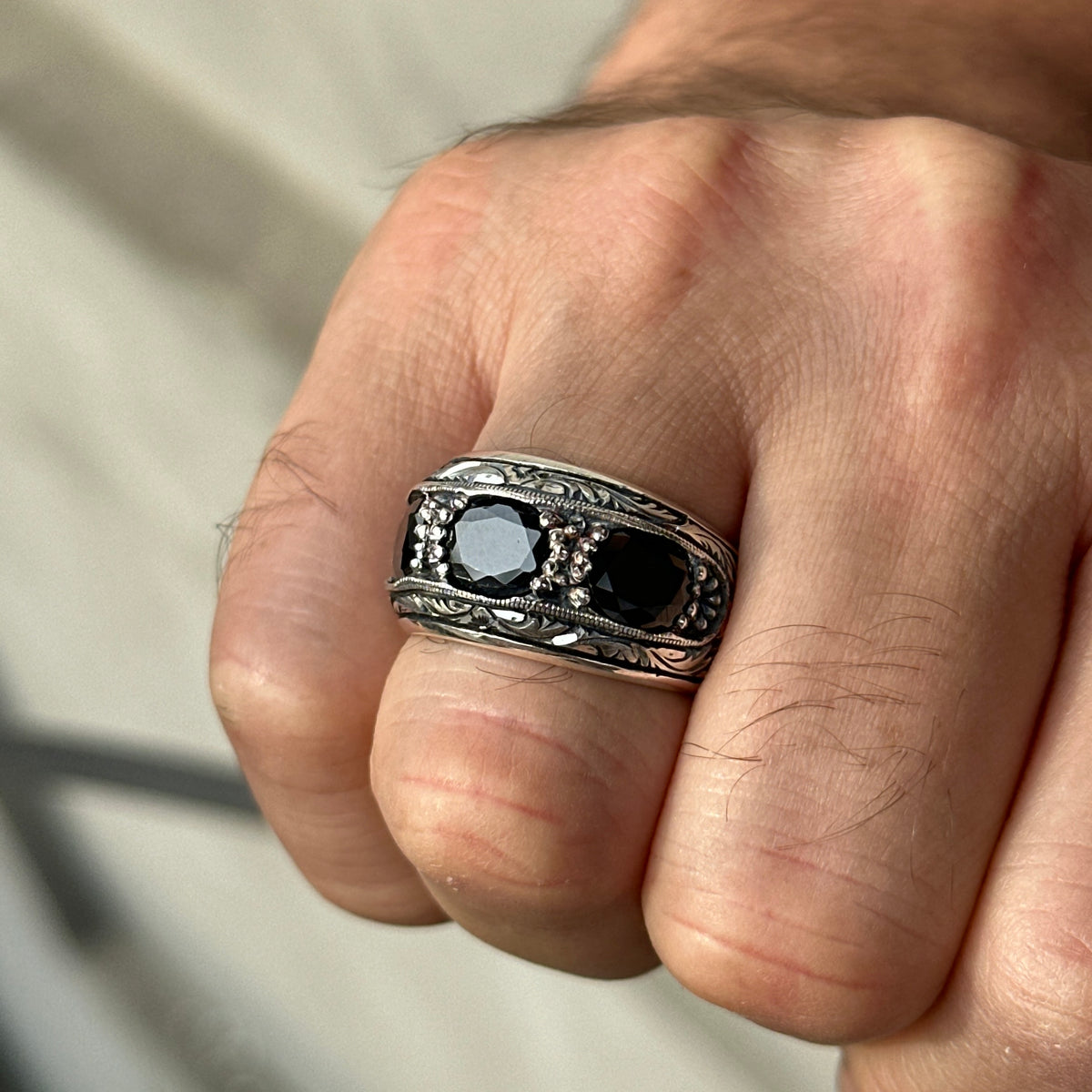 Handgefertigter Herrenring mit schwarzem Zirkon-Edelstein und Gravur