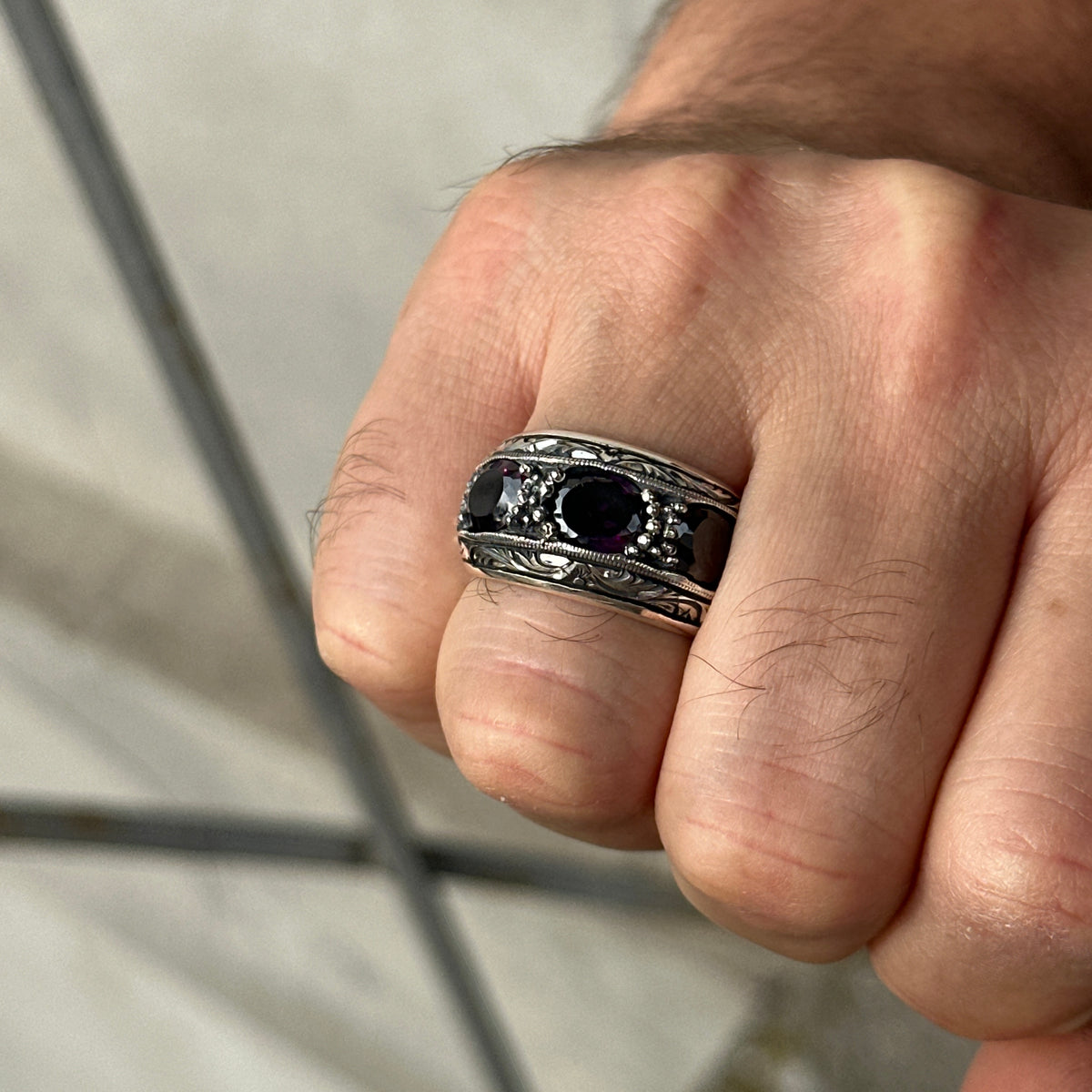 Anillo de boda para hombre con amatista grabada a mano