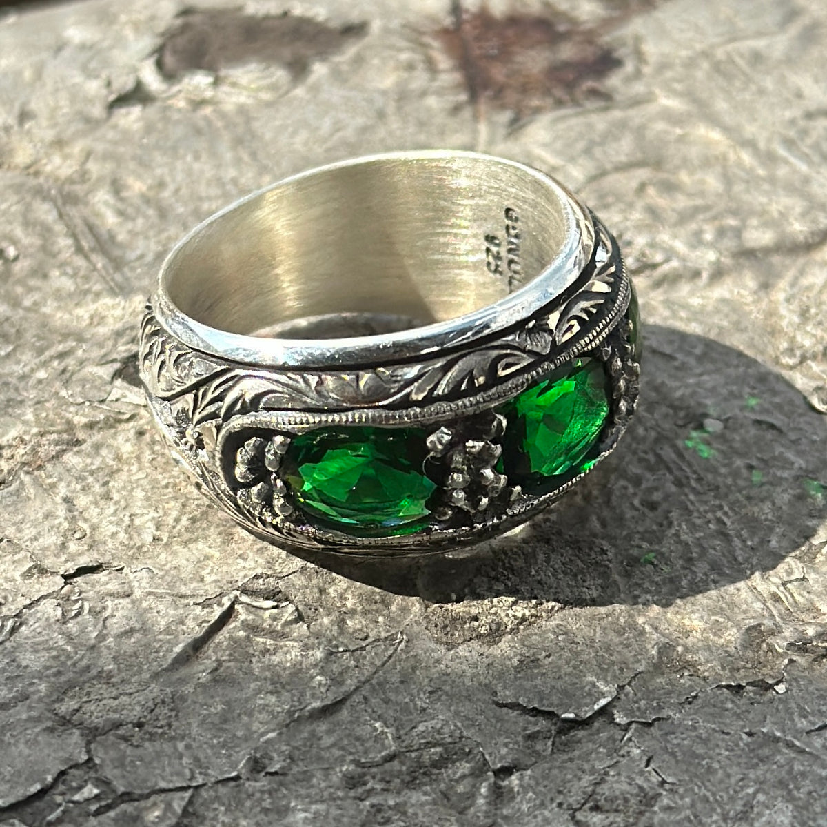 Handgefertigter, gravierter Ehering mit grünem Smaragdstein für Herren