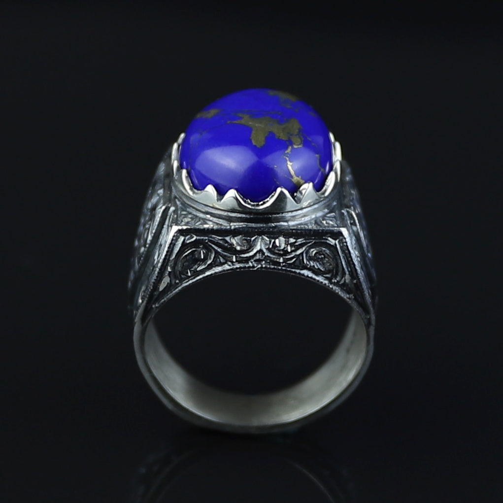 Anillo de hombre hecho a mano y grabado a mano con gema de lapislázuli natural.