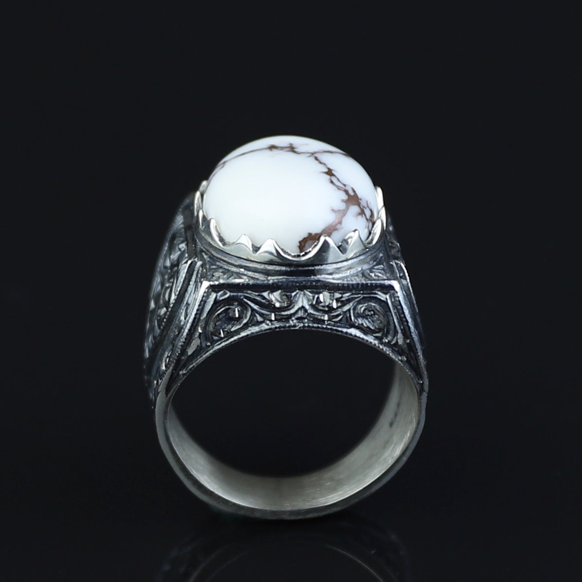 Handgefertigter Herrenring aus weißem Büffel-Türkis mit Gravur auf Silber