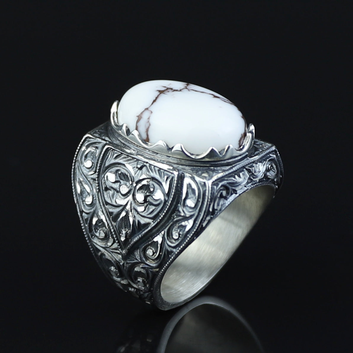 Handgefertigter Herrenring aus weißem Büffel-Türkis mit Gravur auf Silber