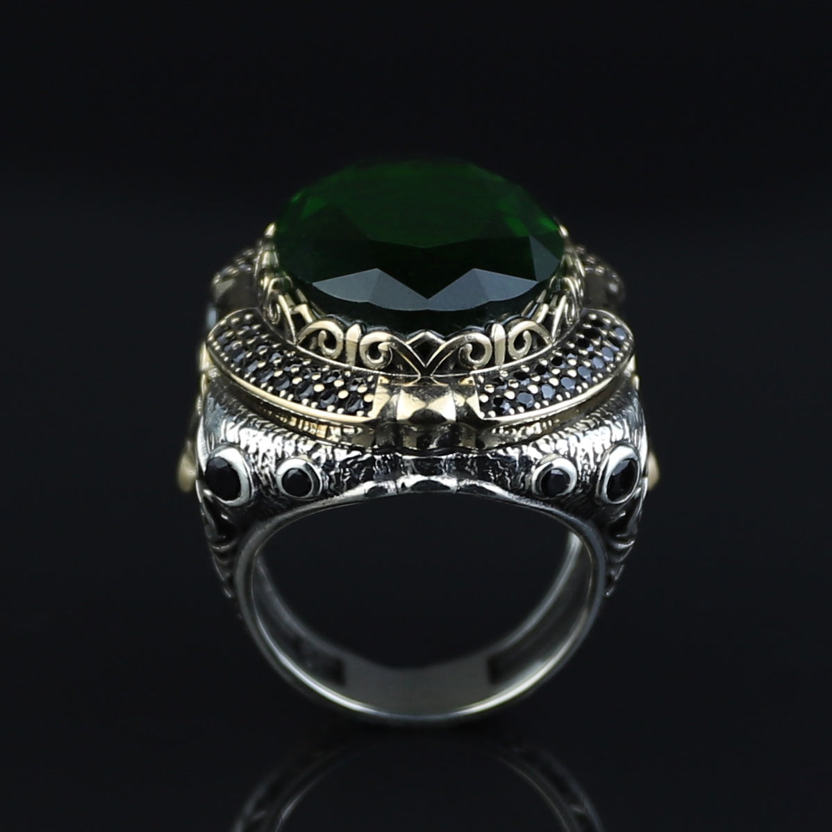 Anillo de sello Salomón grande para hombre con gema de esmeralda y figura de lobo.