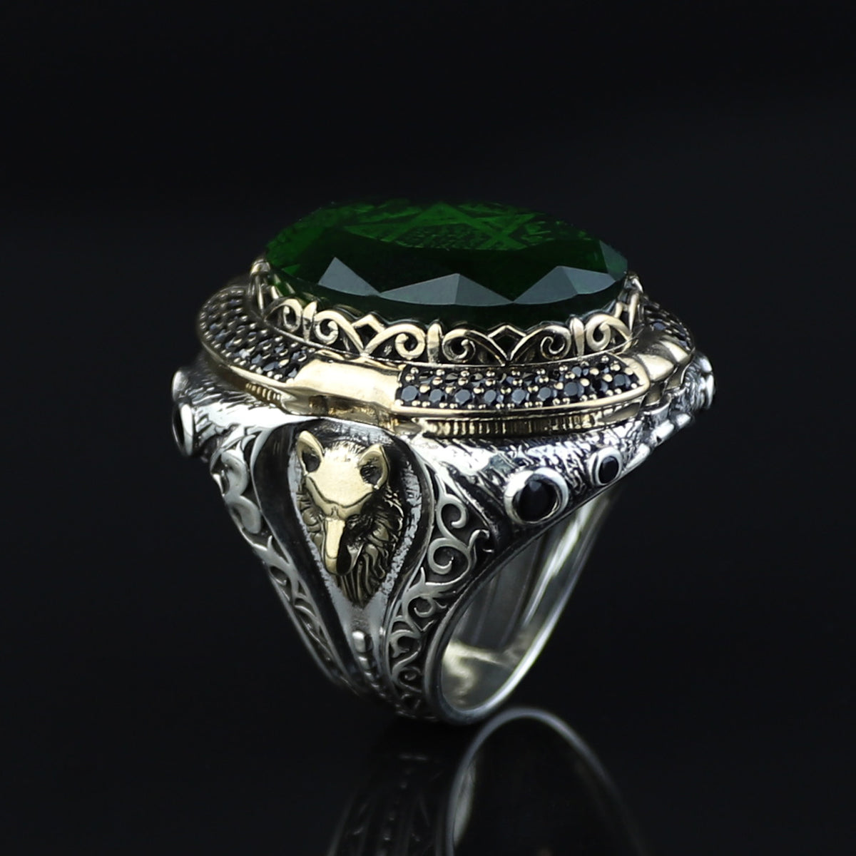 Anillo de sello Salomón grande para hombre con gema de esmeralda y figura de lobo.