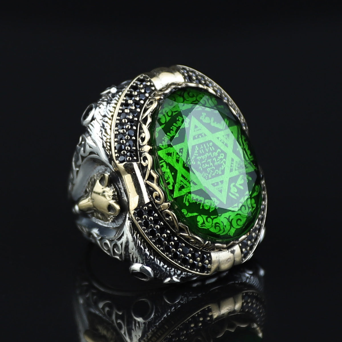 Anillo de sello Salomón grande para hombre con gema de esmeralda y figura de lobo.