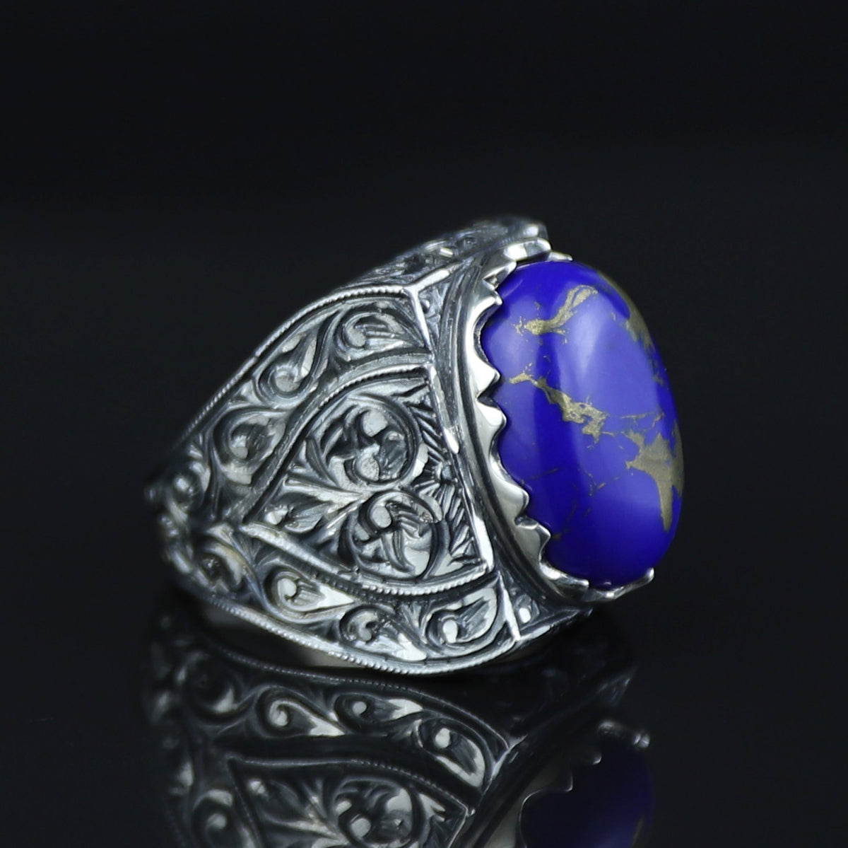 Anillo de hombre hecho a mano y grabado a mano con gema de lapislázuli natural.