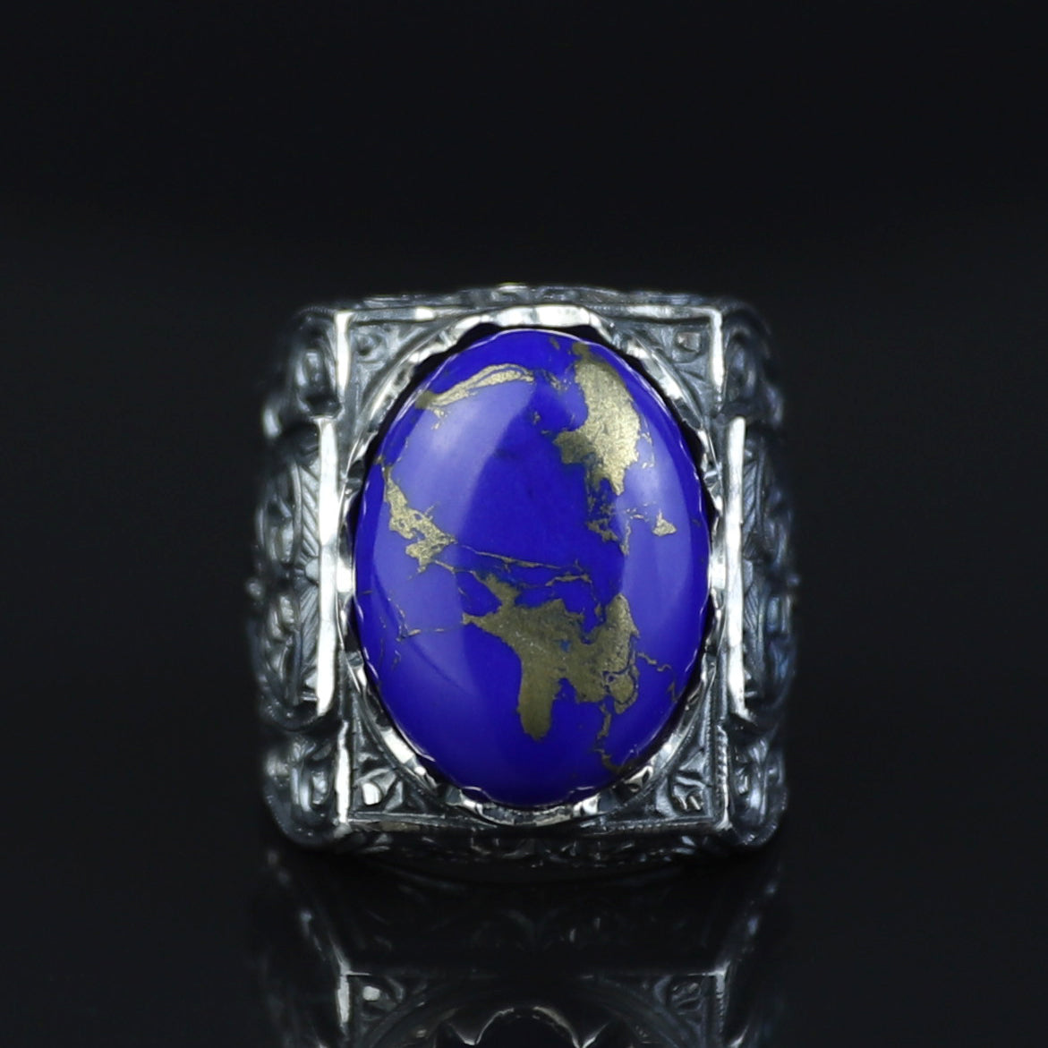 Anillo de hombre hecho a mano y grabado a mano con gema de lapislázuli natural.