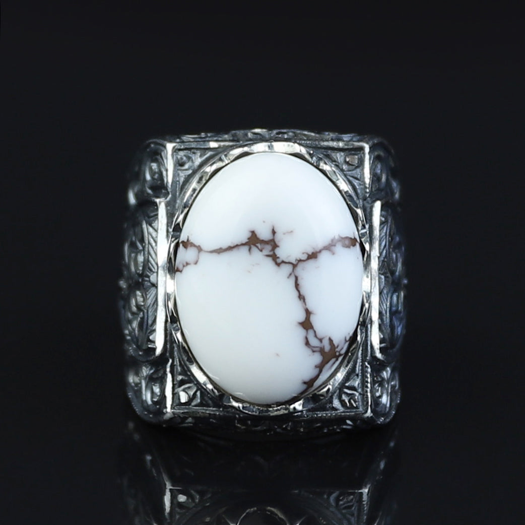 Handgefertigter Herrenring aus weißem Büffel-Türkis mit Gravur auf Silber