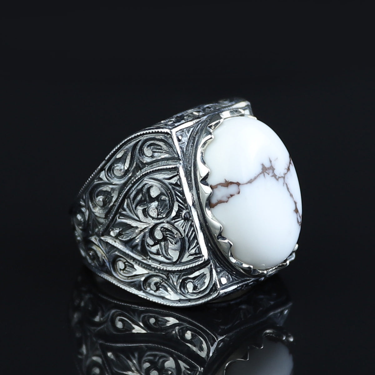 Handgefertigter Herrenring aus weißem Büffel-Türkis mit Gravur auf Silber