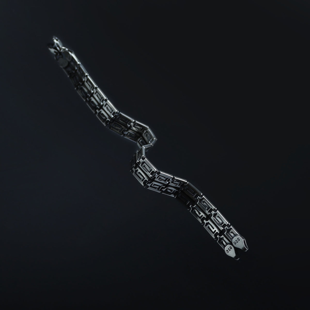 Pulsera con llavero griego de plata maciza