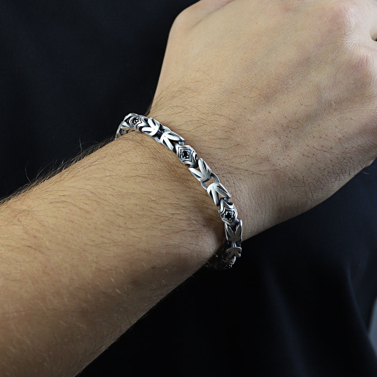 Pulsera de cadena bizantina de plata con piedras preciosas de ónix redondas de 10 mm para hombre
