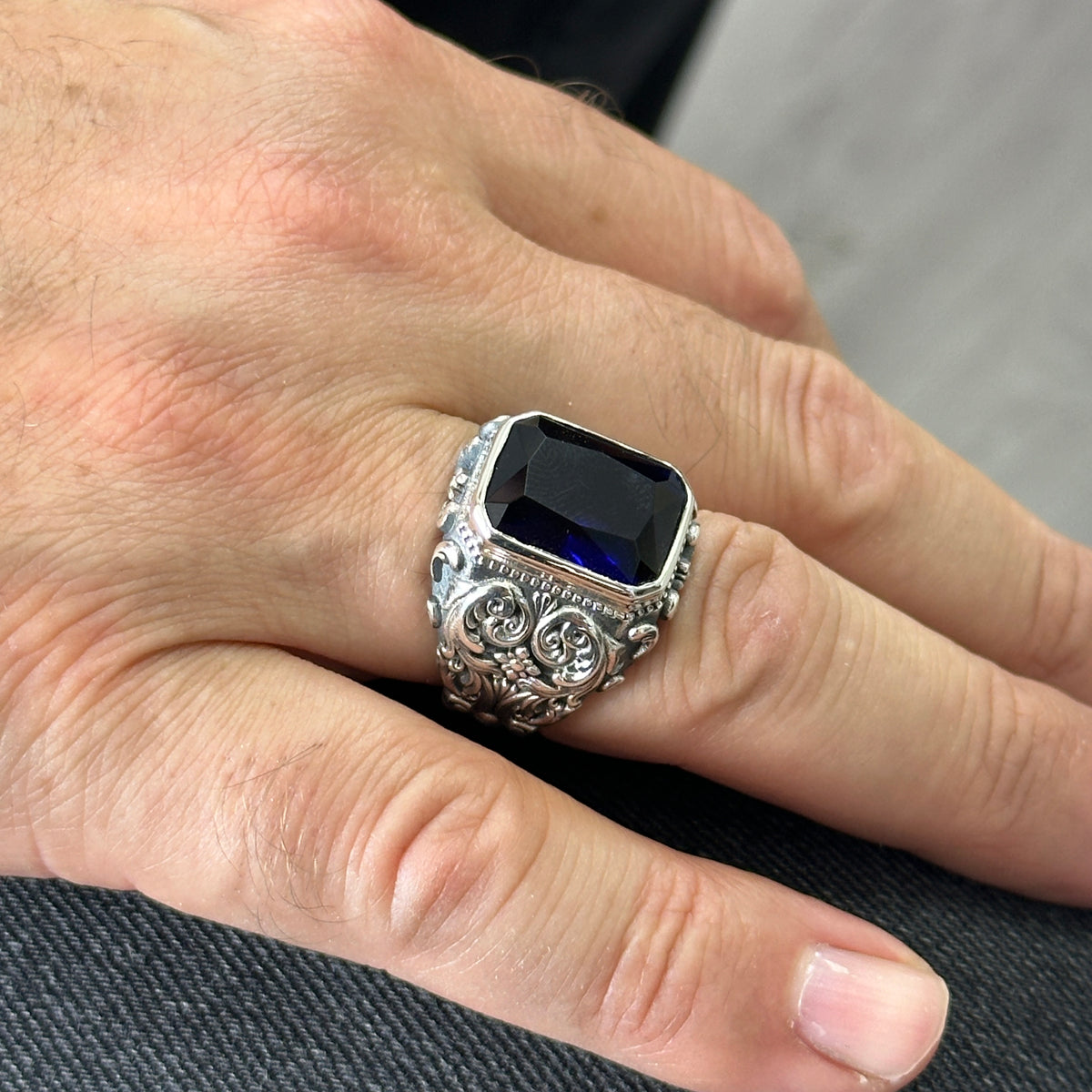 Silberner Herrenring mit Gravur, handgefertigt mit Saphir