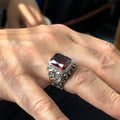 Herrenring aus Silber, handgefertigt, mit Granat und Rubin, graviert