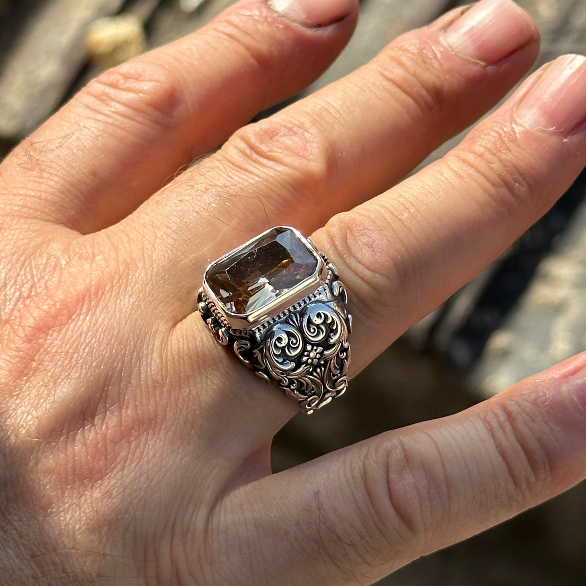 Handgefertigter Herrenring mit Gravur und gelbem Citrin