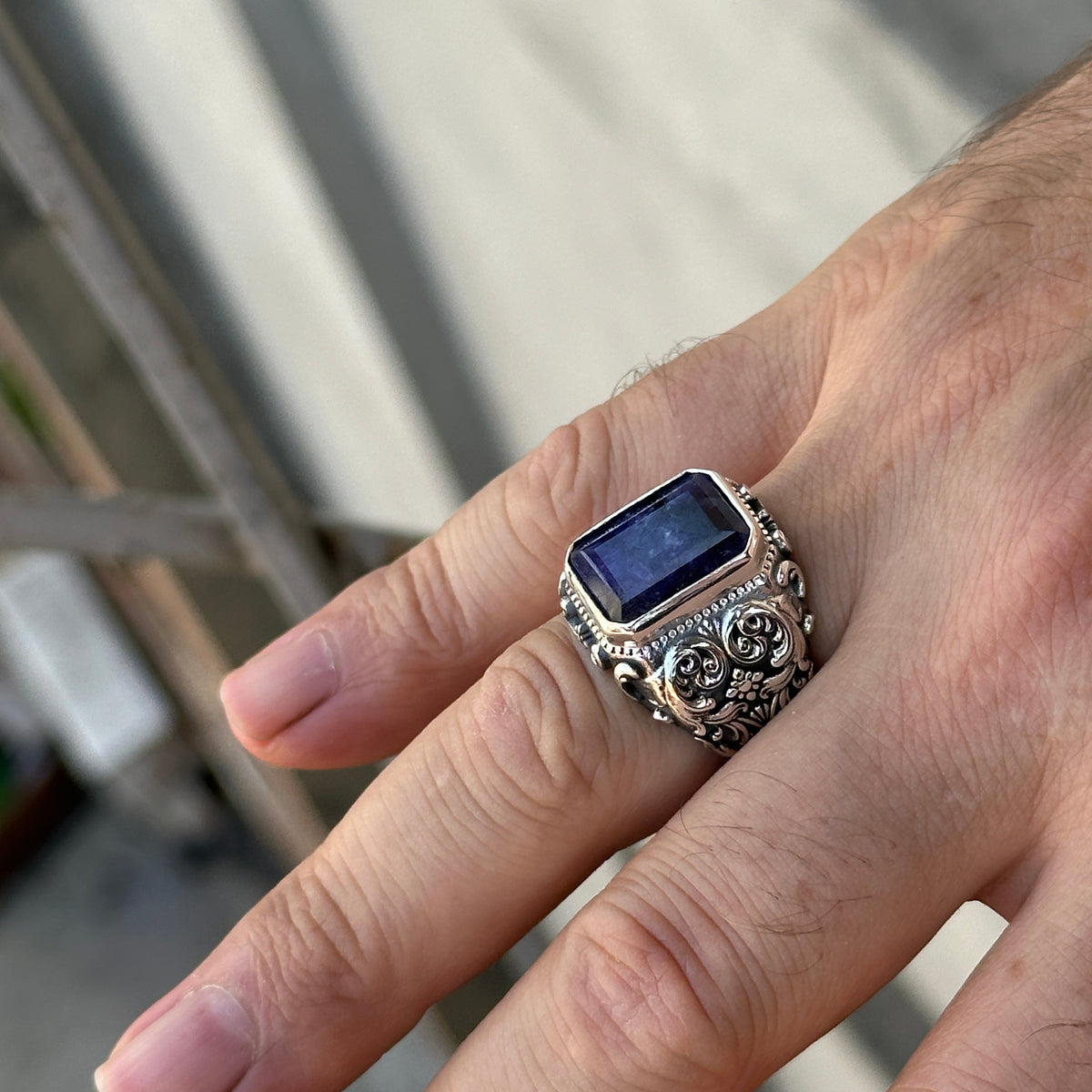 Herrenring, handgefertigt, graviert, aus natürlichem Saphir
