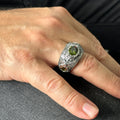 Handgefertigter Herrenring mit grünem Peridot-Stein und Gravur