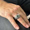 Handgefertigter Herrenring mit grünem Peridot-Stein und Gravur