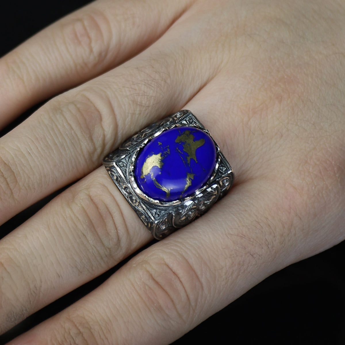 Anillo de hombre hecho a mano y grabado a mano con gema de lapislázuli natural.