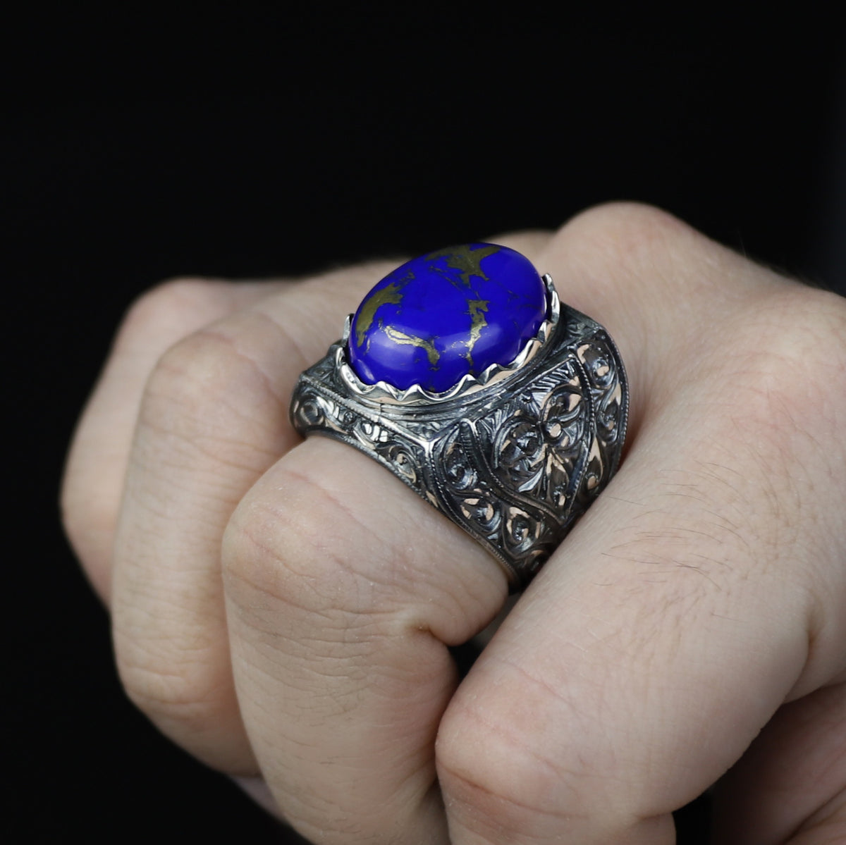 Anillo de hombre hecho a mano y grabado a mano con gema de lapislázuli natural.