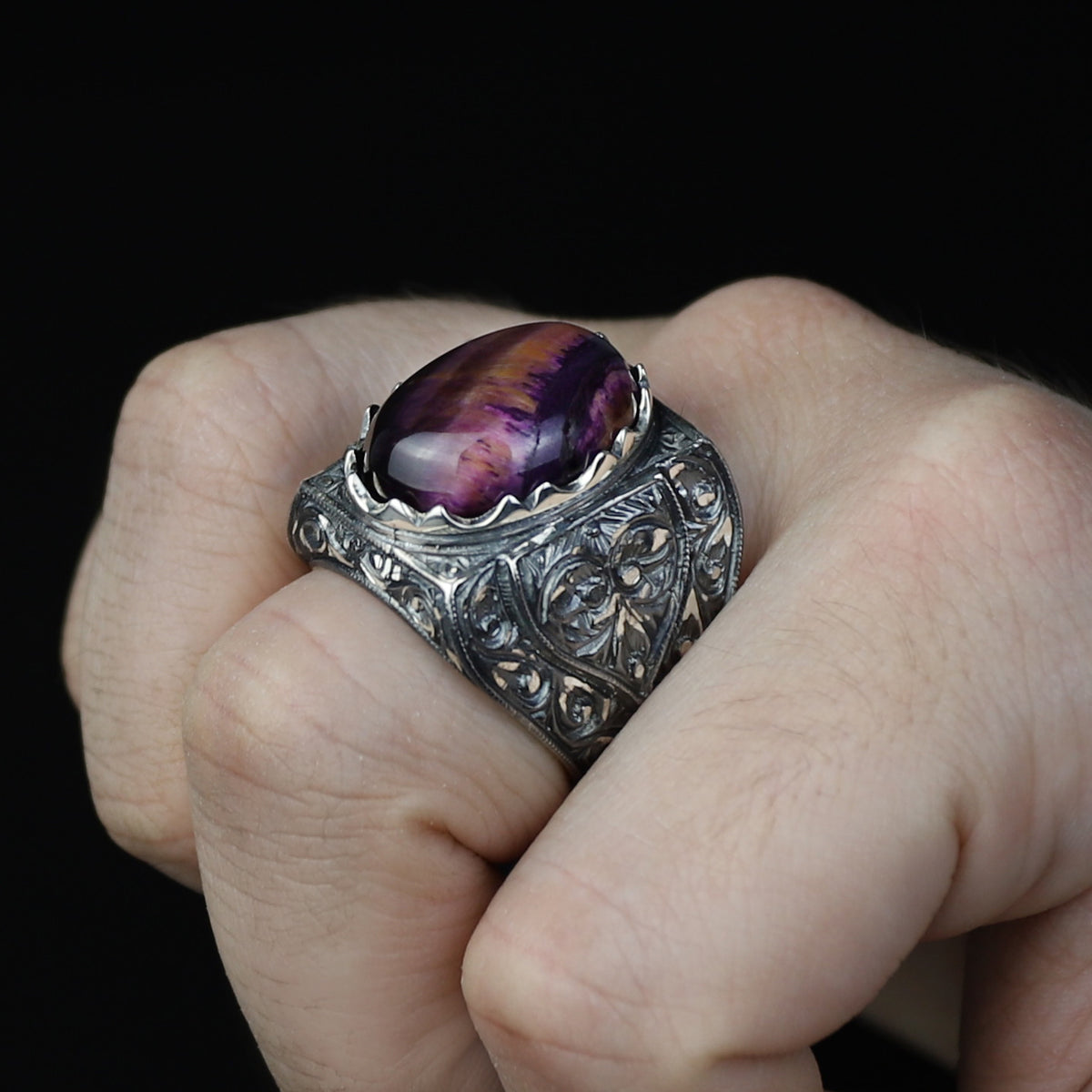 Anillo grabado a mano para hombre con piedra preciosa ojo de tigre púrpura