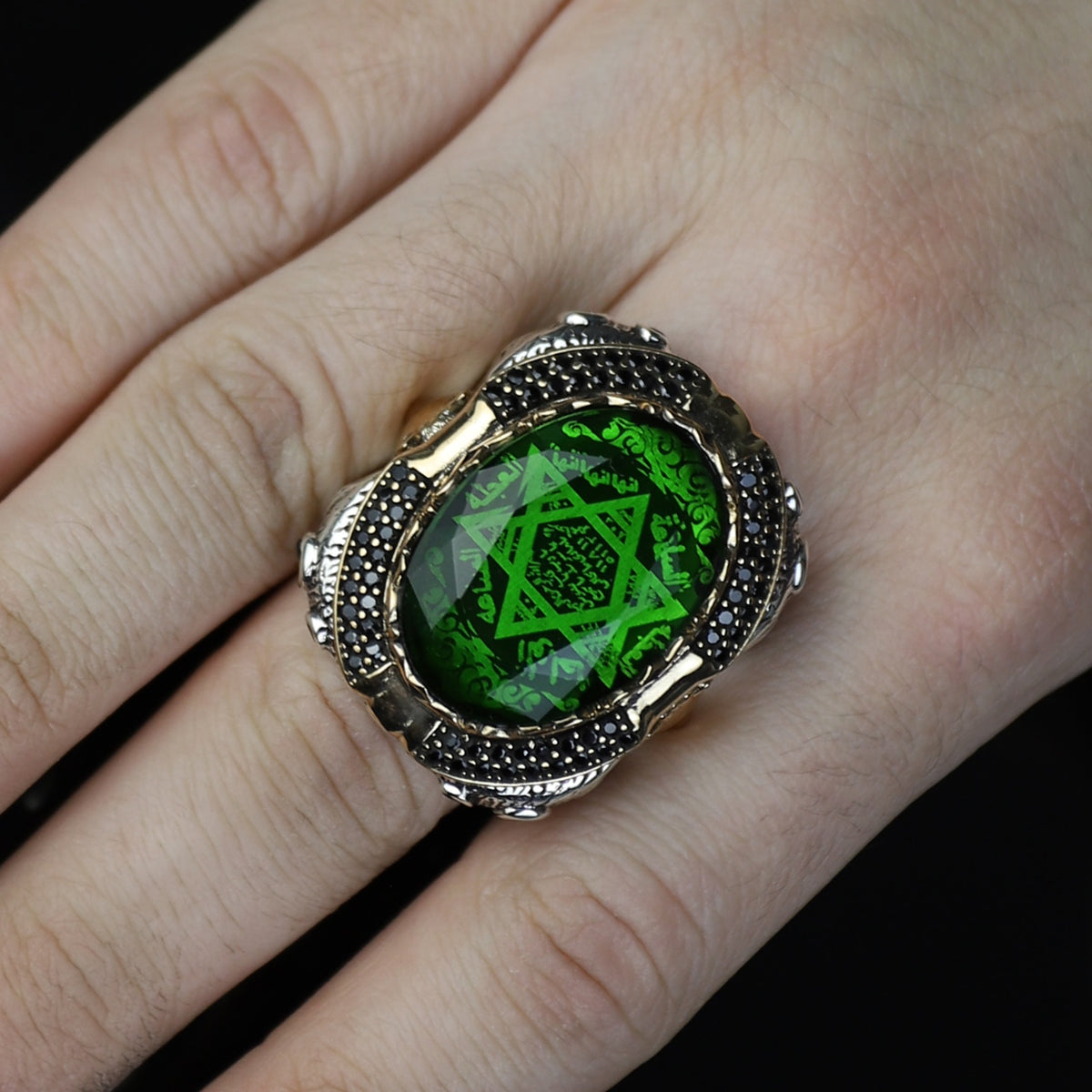 Anillo de sello Salomón grande para hombre con gema de esmeralda y figura de lobo.