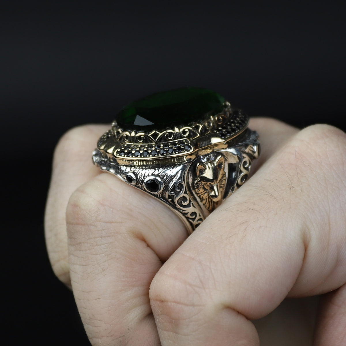 Anillo de sello Salomón grande para hombre con gema de esmeralda y figura de lobo.