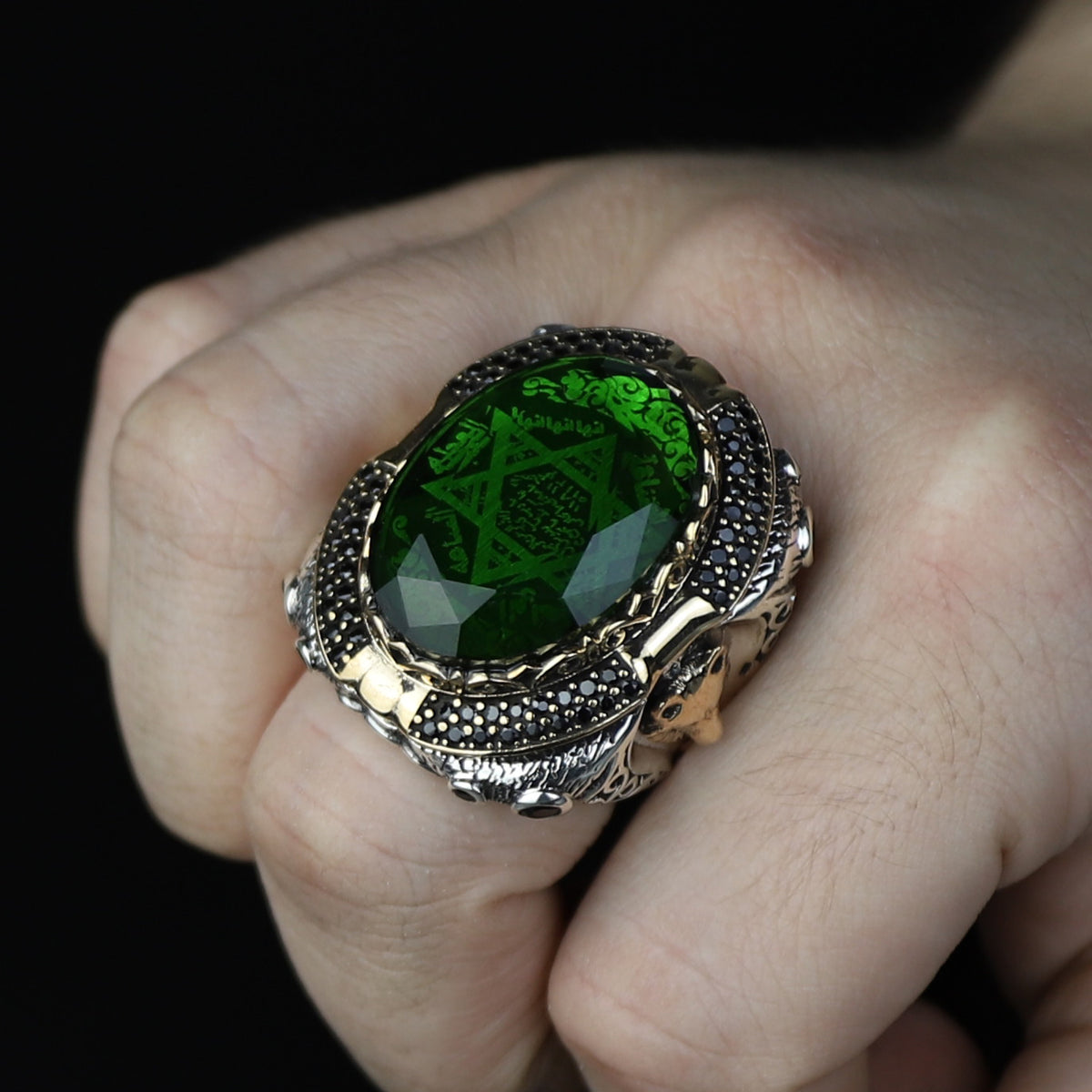 Anillo de sello Salomón grande para hombre con gema de esmeralda y figura de lobo.
