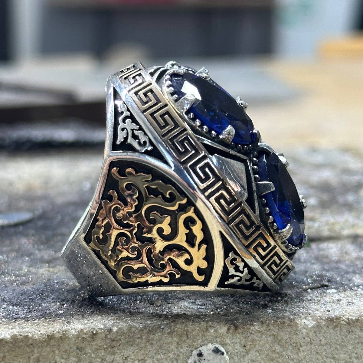 Herrenring aus Silber mit großem Saphir, einzigartiger Herrenring