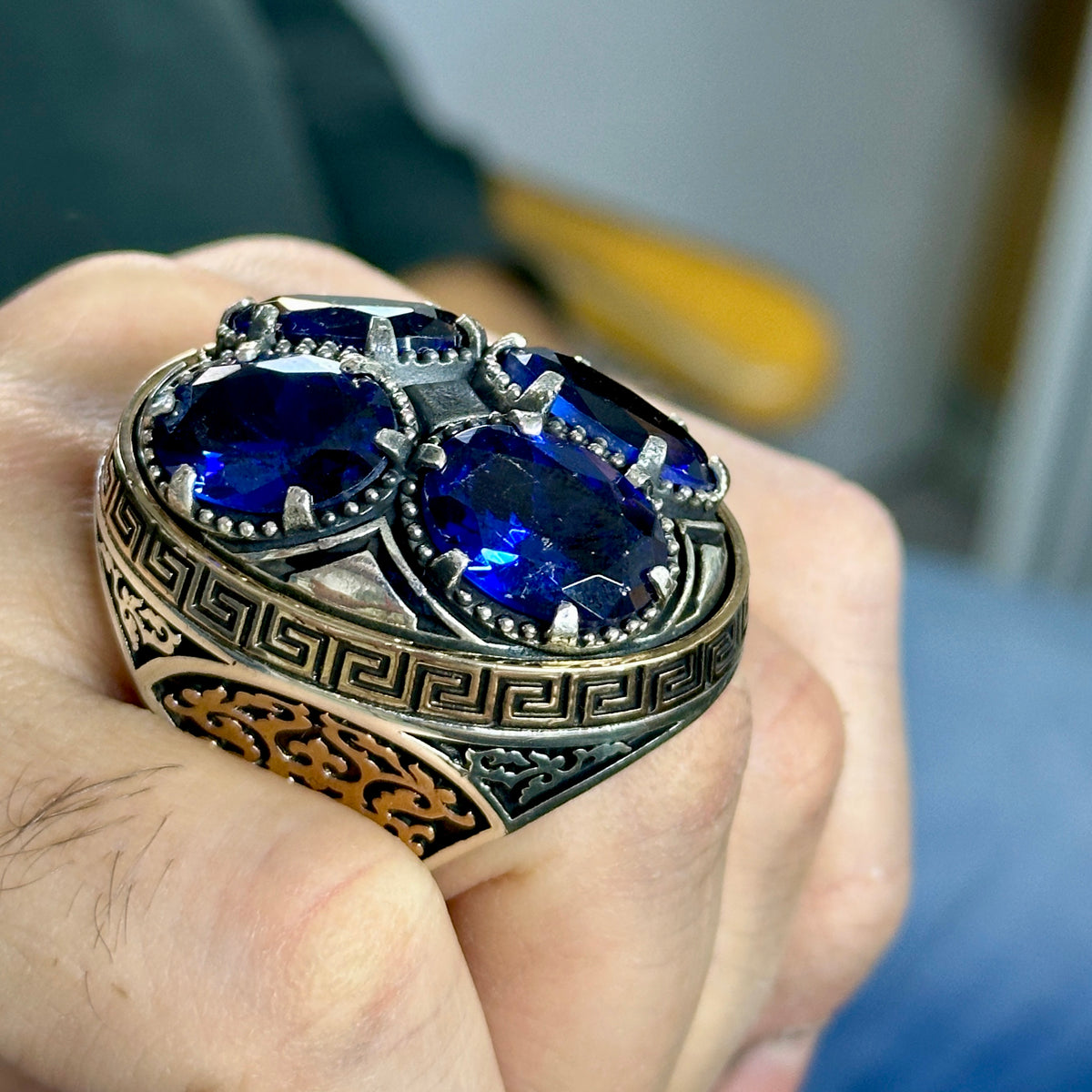 Herrenring aus Silber mit großem Saphir, einzigartiger Herrenring