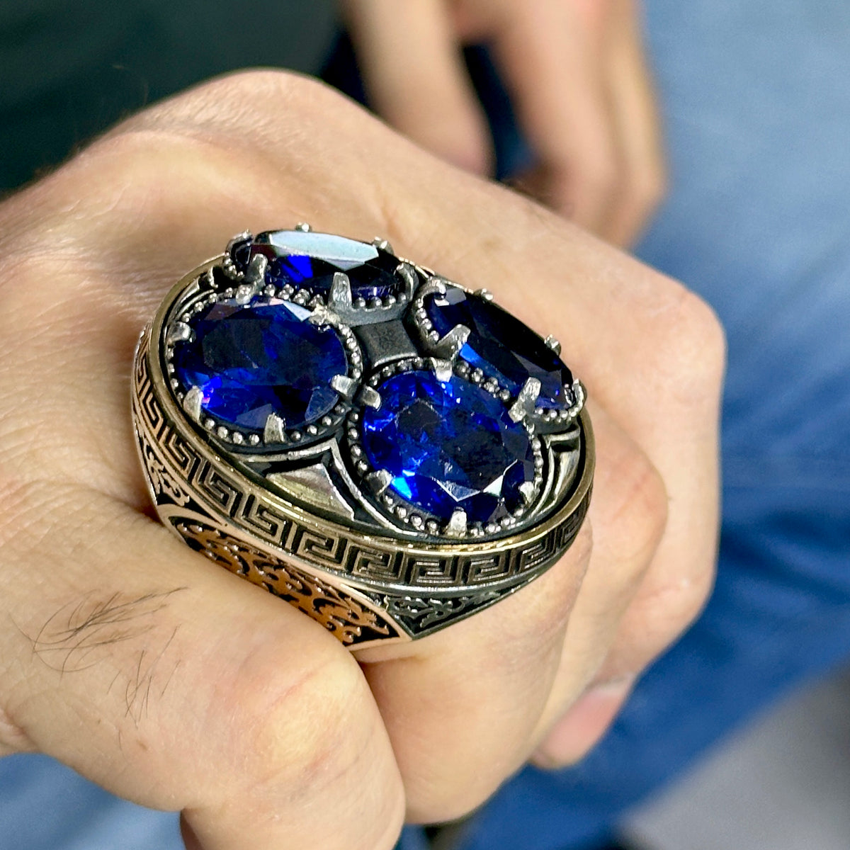 Herrenring aus Silber mit großem Saphir, einzigartiger Herrenring