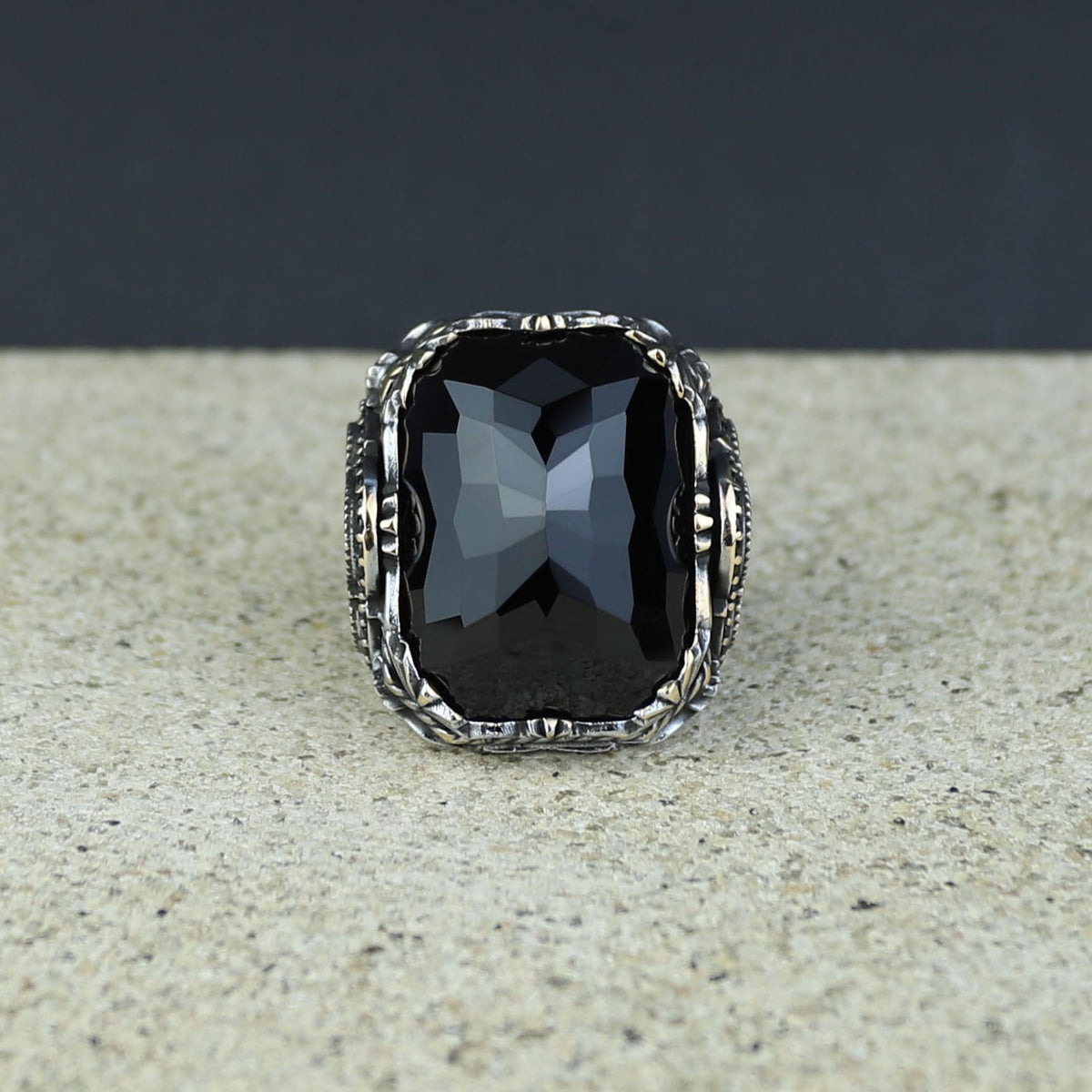 Anillo de ónix cuadrado grande hecho a mano para hombre