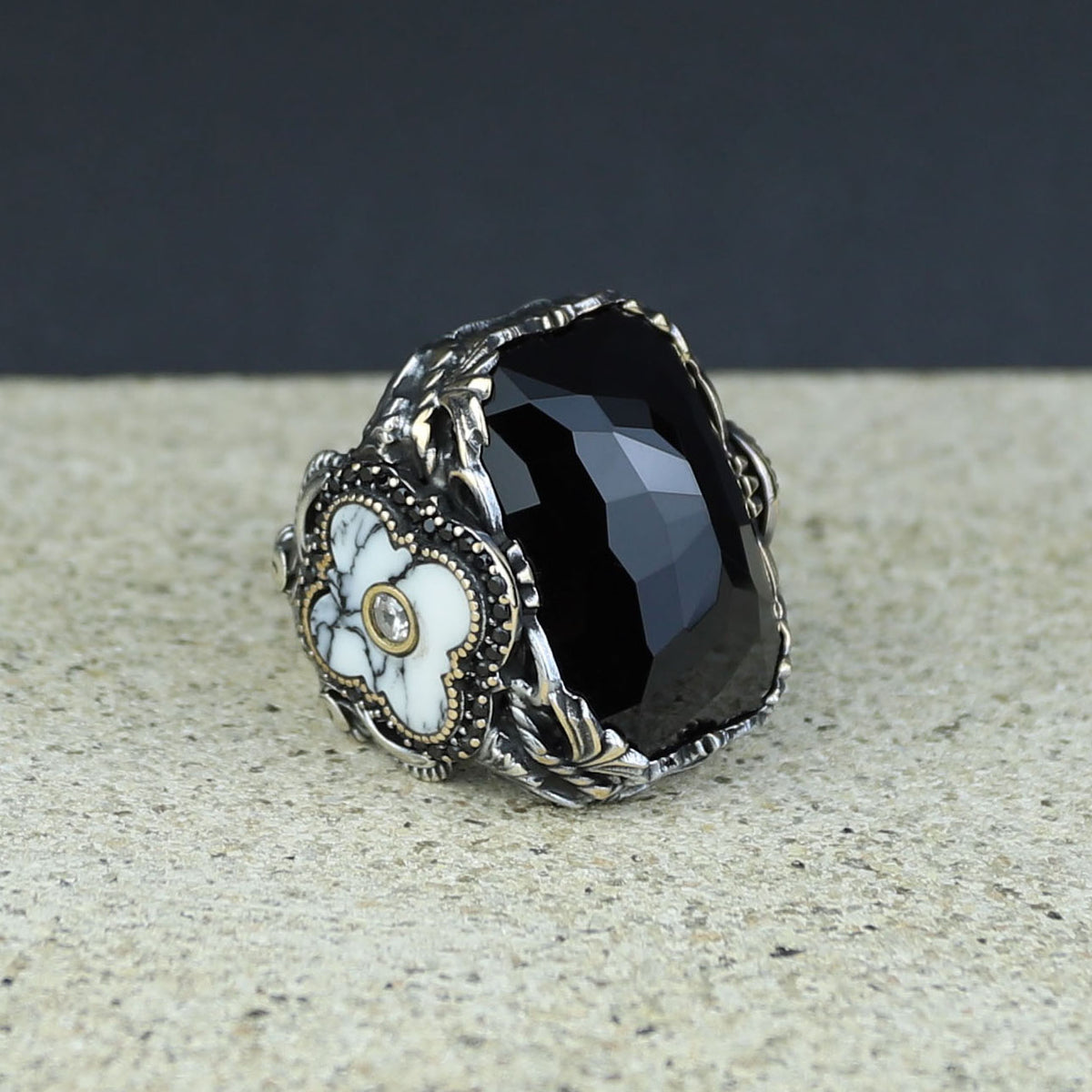 Anillo de ónix cuadrado grande hecho a mano para hombre