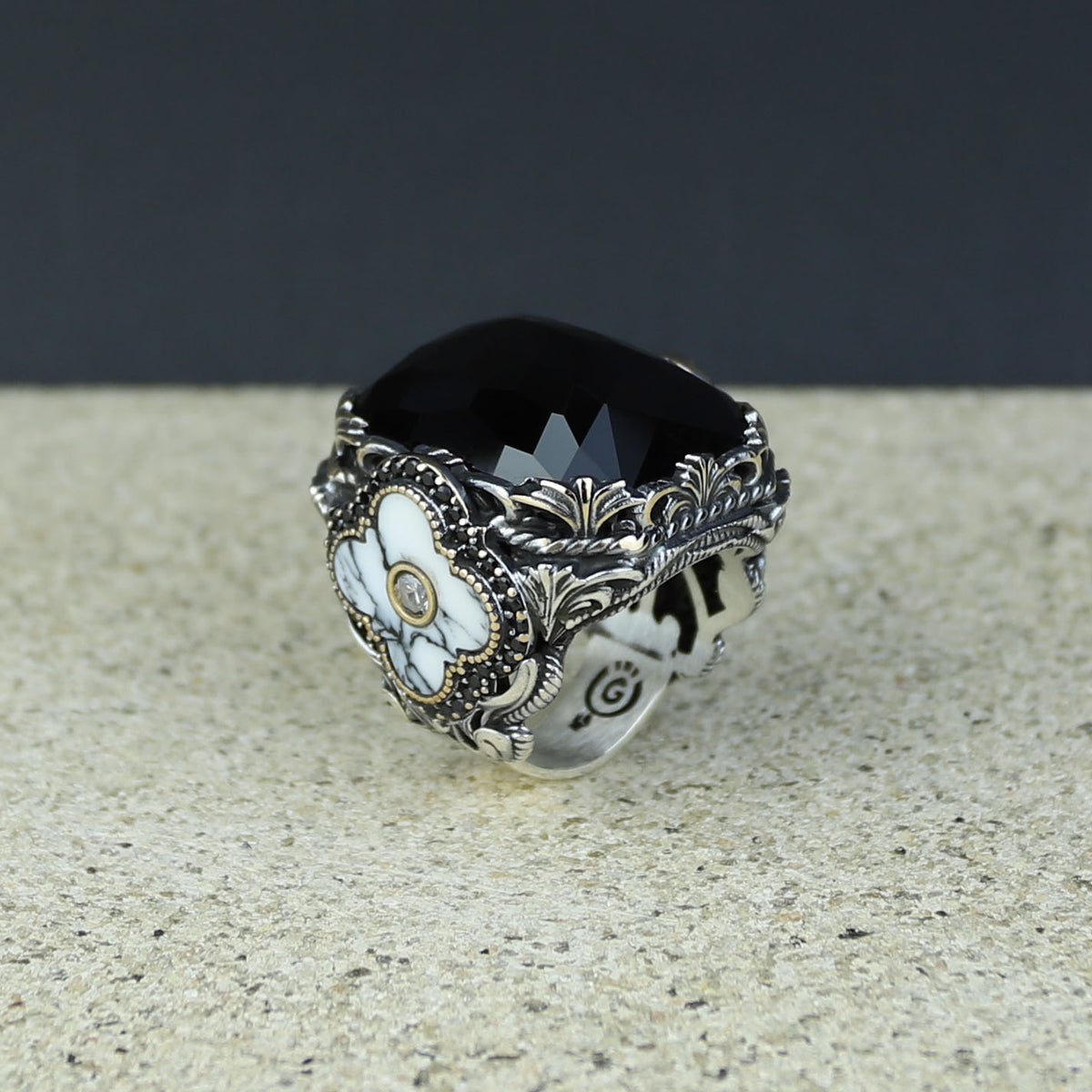 Anillo de ónix cuadrado grande hecho a mano para hombre