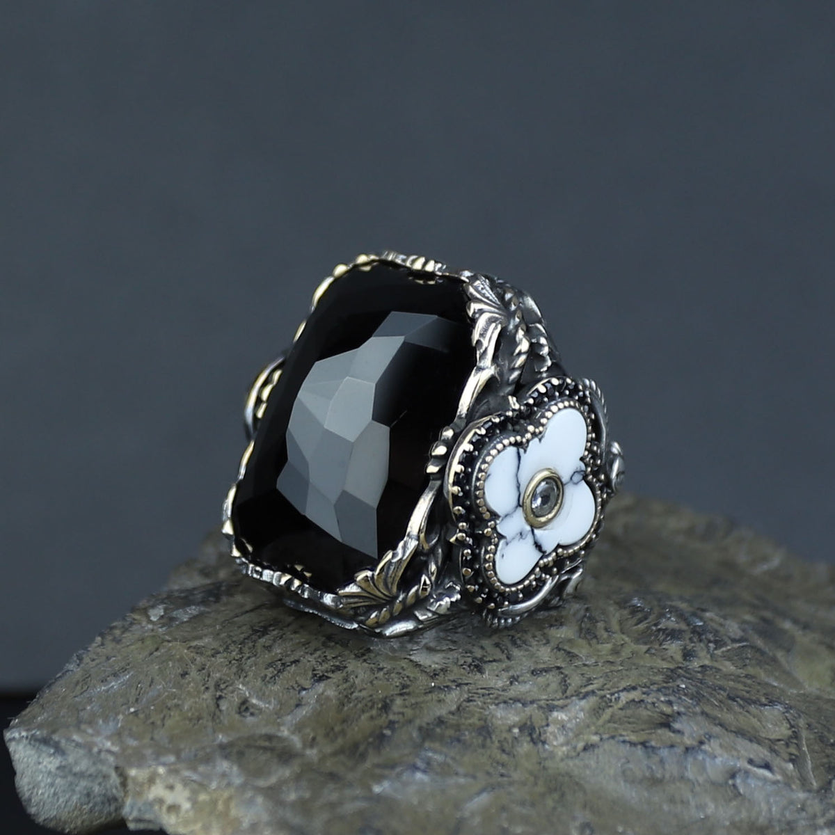 Anillo de ónix cuadrado grande hecho a mano para hombre