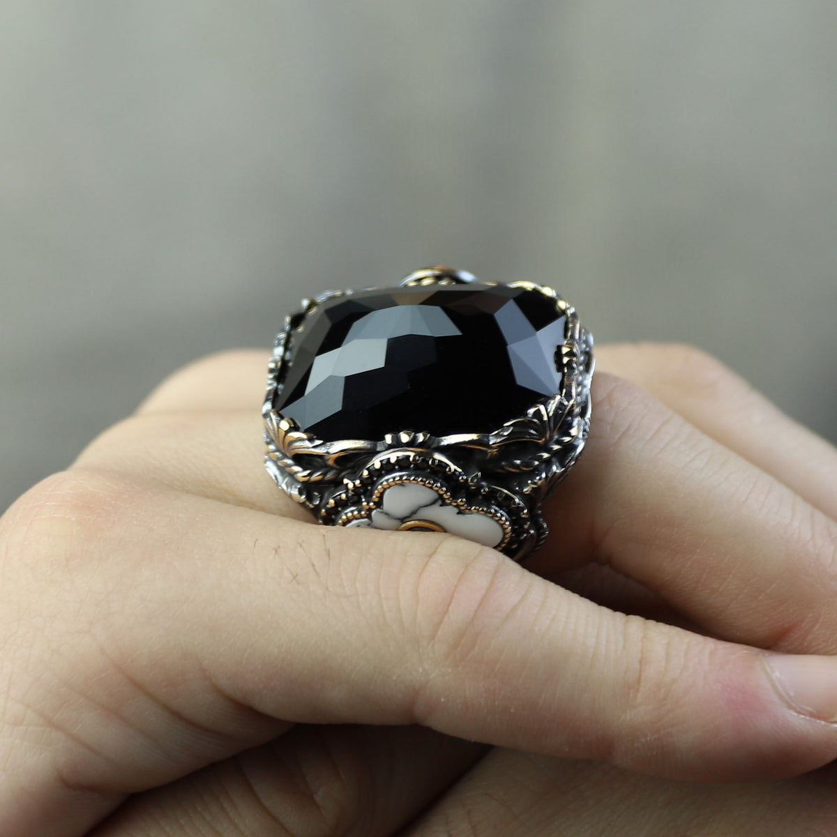 Anillo de ónix cuadrado grande hecho a mano para hombre