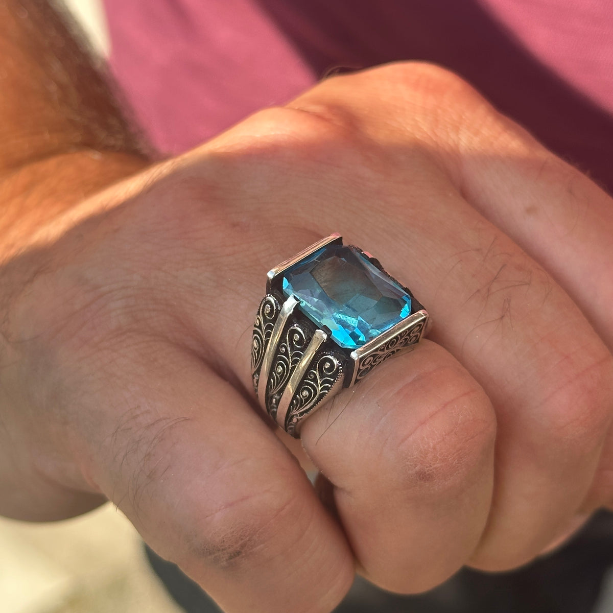 Anillo de aguamarina grabado a mano para hombre