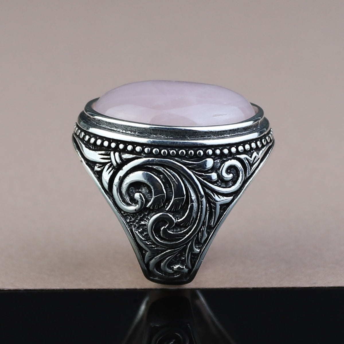 Herrenring aus Sterlingsilber mit graviertem rosa Quarz-Edelstein
