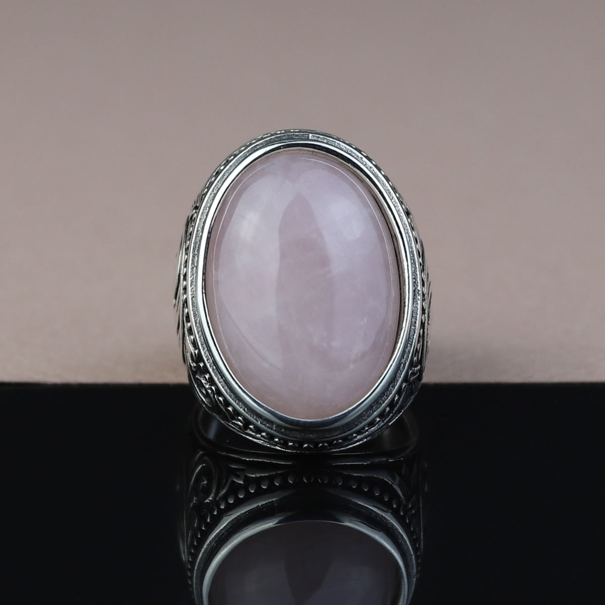 Herrenring aus Sterlingsilber mit graviertem rosa Quarz-Edelstein