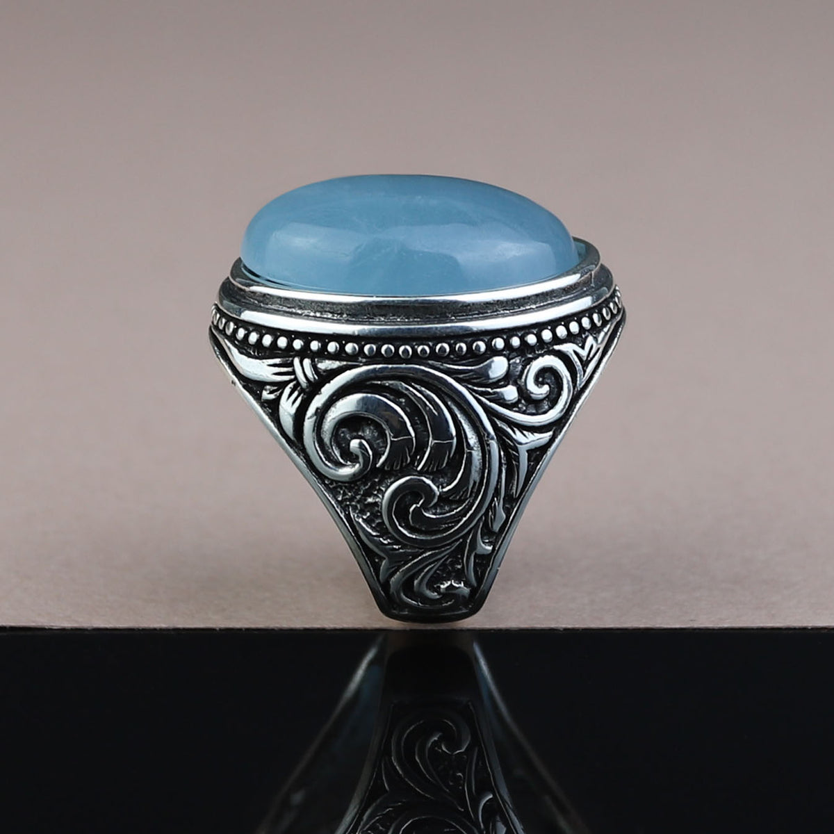 Handgefertigter Herrenring mit natürlichem blauem Aquamarin