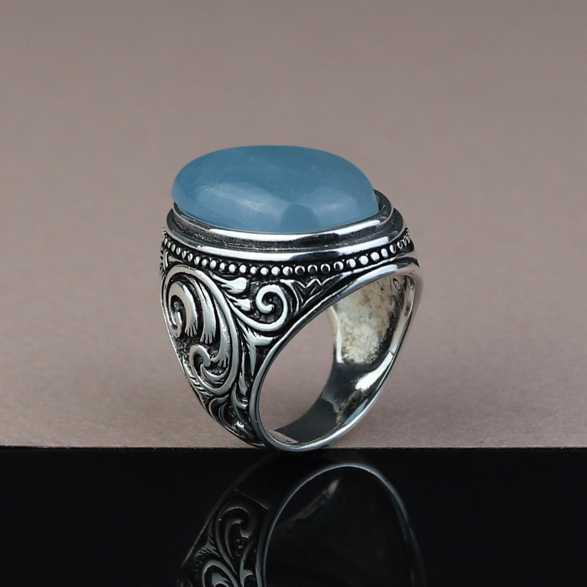 Handgefertigter Herrenring mit natürlichem blauem Aquamarin