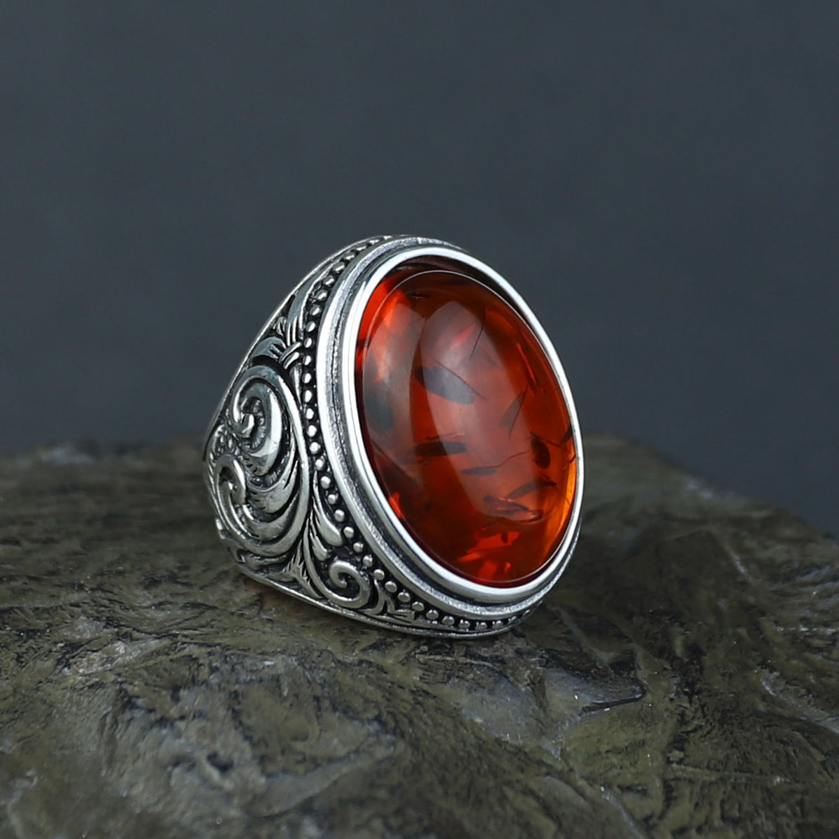 Anillo de hombre hecho a mano con gema de ámbar grabada, estilo otomano.