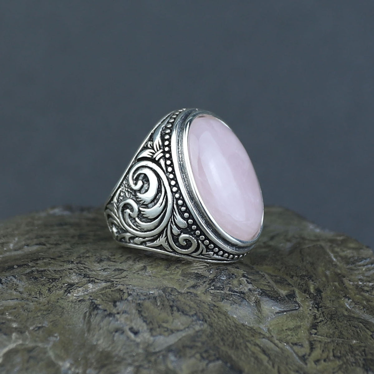 Herrenring aus Sterlingsilber mit graviertem rosa Quarz-Edelstein