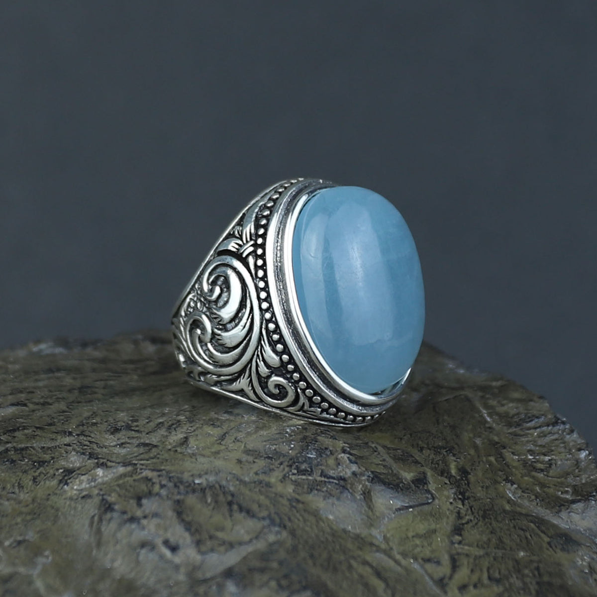 Handgefertigter Herrenring mit natürlichem blauem Aquamarin