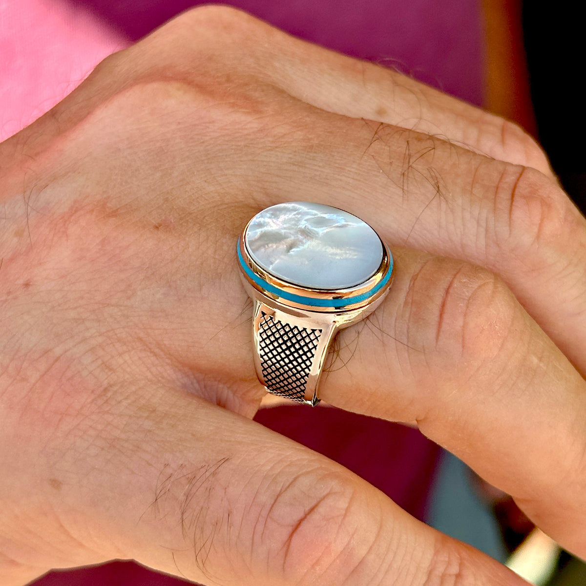 Anillo minimalista de madreperla hecho a mano en plata