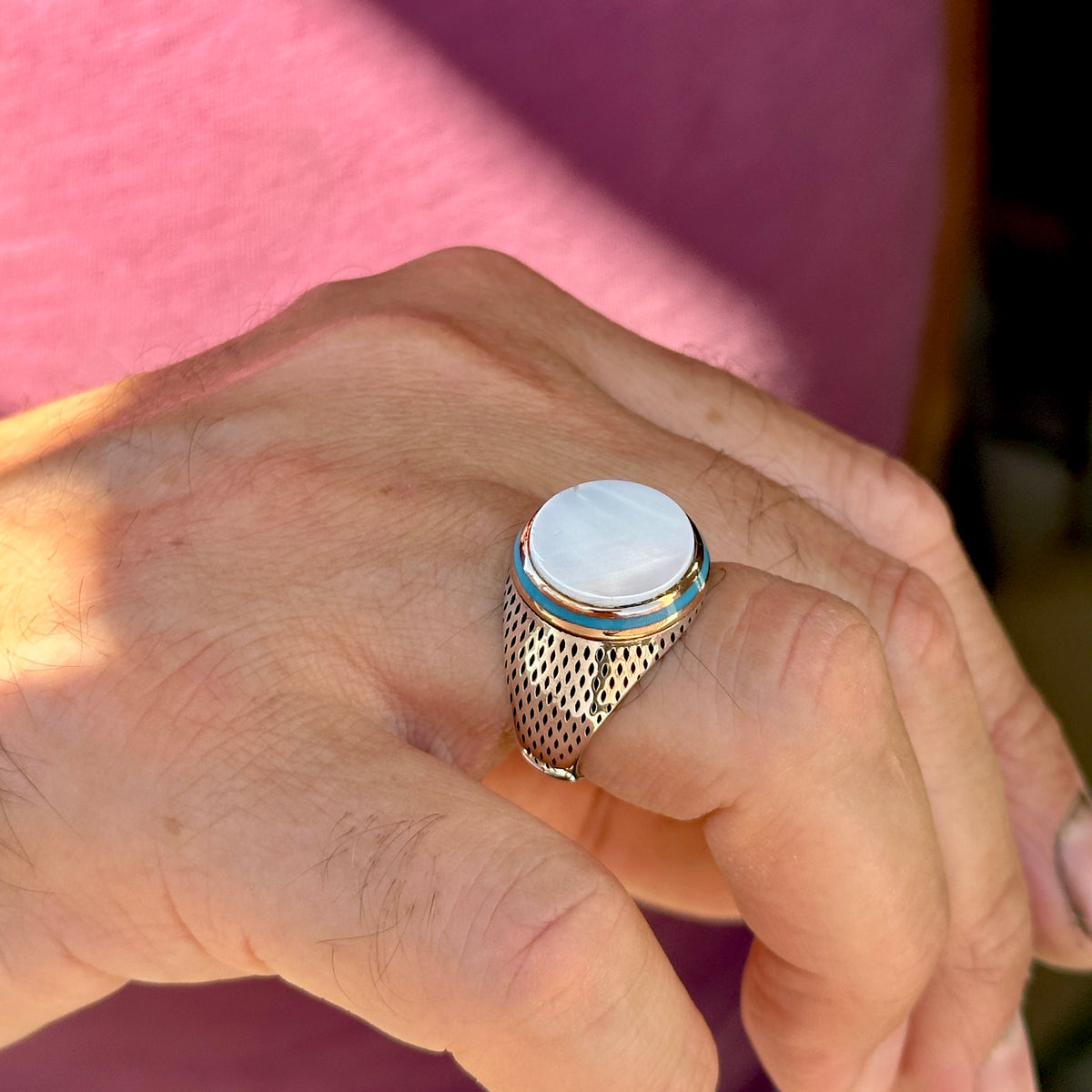 Silberner runder minimalistischer Perlmuttring