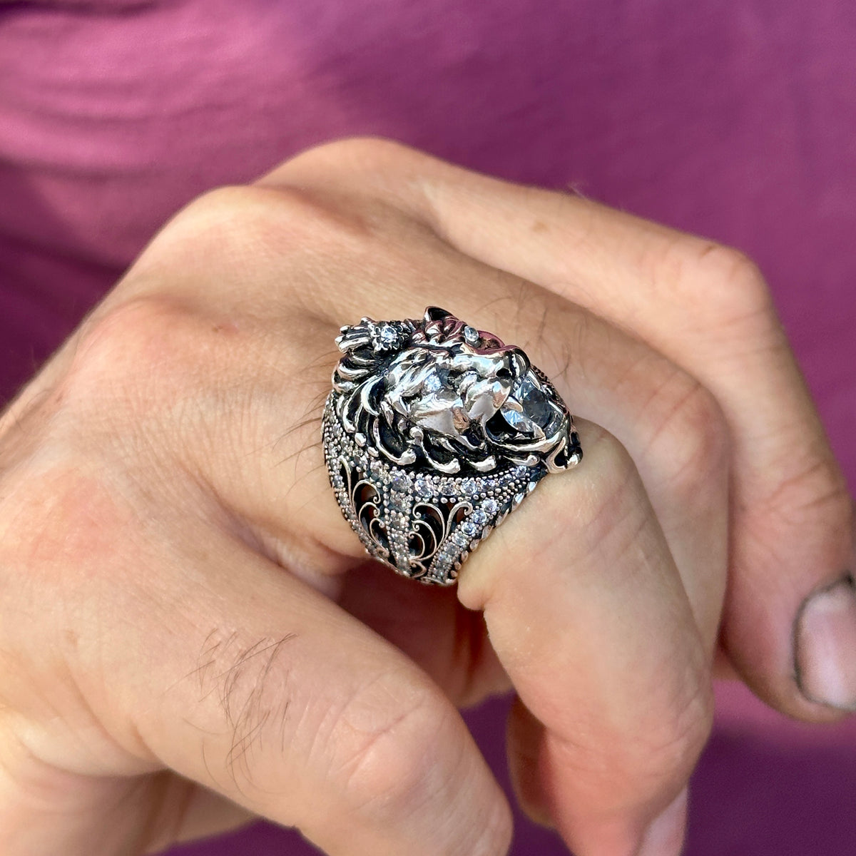 Anillo de plata con moissanita y cabeza de león para hombre