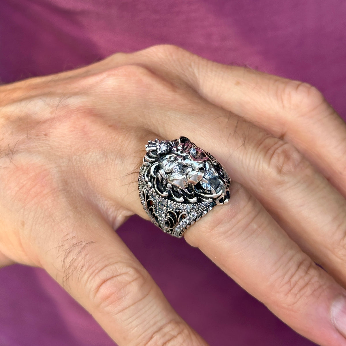 Anillo de plata con moissanita y cabeza de león para hombre