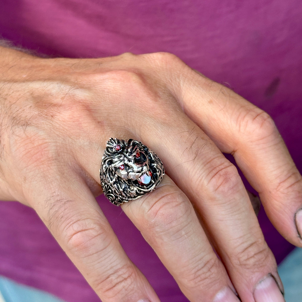 Silberner handgefertigter Rubinring mit Wild Leon-Kopf